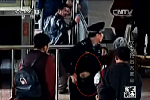 庆安站是个三等小站，每天只有26趟客车在此经过停留，中午时分的车次算是比较密集，因此事发时有比较多的旅客进出车站。在李乐斌扭住徐纯合，将局面基本控制住之后，原先被拦在外面的40多名旅客也陆续进到了候车室，这时他放开了徐纯合的胳膊，想把他带离现场。