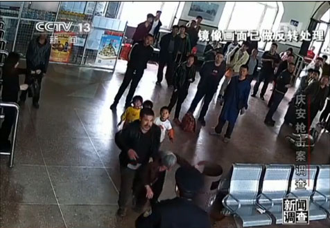 监控录像显示,李乐斌把枪放回枪袋之后,就向民警值班室跑去,此时,徐纯合绕过安检门向他追来,几乎就在李乐斌关上值班室门的同时,徐纯合也跑到了门口,并伸脚踹门。