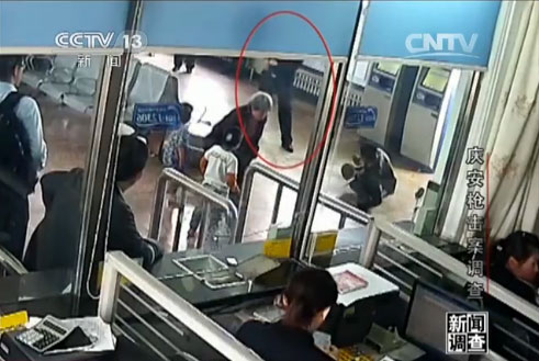 录像显示,12点23分,徐纯合再一次与李乐斌戗夺防暴棍,期间,徐纯合用拳头打掉了李乐斌的警帽。但李乐斌说,自己当时来不及愤怒,因为徐纯合的一句话让他心里警惕万分。