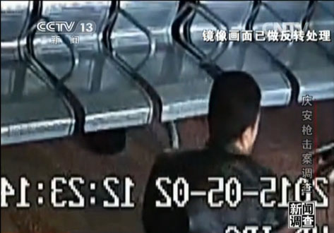 回看录像发现,12点23分10秒,李乐斌掏出手枪向徐纯合发出“别动”警告,23分12秒,徐纯合用防暴棍打中了李乐斌的头部,23分14秒,徐纯合的第二棍打中了李乐斌握枪的手,就在徐纯合拿棍子的双手回撤之际,李乐斌开枪击中了徐纯合。