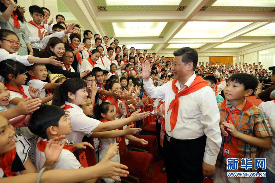 6月1日，党和国家领导人习近平、刘云山等在北京人民大会堂亲切会见中国少年先锋队第七次全国代表大会全体代表。 新华社记者 马占成 摄
