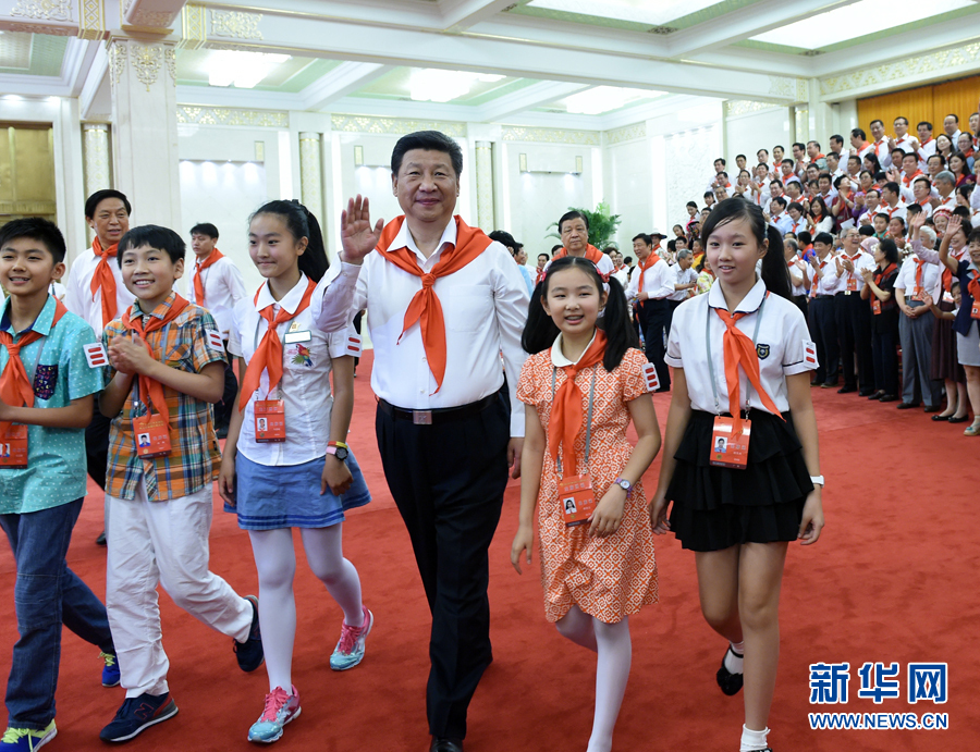 6月1日，中国少年先锋队第七次全国代表大会在北京开幕。这是习近平、刘云山等来到人民大会堂，与代表们亲切握手，并合影留念。 新华社记者 王晔 摄