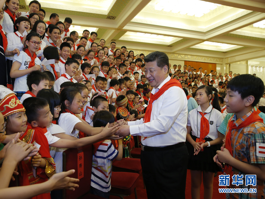 6月1日，党和国家领导人习近平、刘云山等在北京人民大会堂亲切会见中国少年先锋队第七次全国代表大会全体代表。 新华社记者 鞠鹏 摄