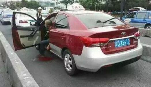 上海浦东机场一出租车司机遭同行割颈身亡