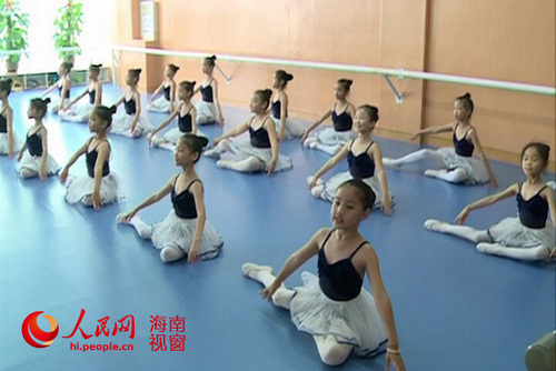 5月24日上午，海口市椰娃艺术团舞蹈兴趣班内，孩子们正在练习。孟凡盛摄