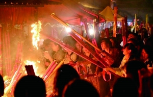 安徽千名家长拜毛坦厂中学&ldquo;神树&rdquo;险酿火灾（图）