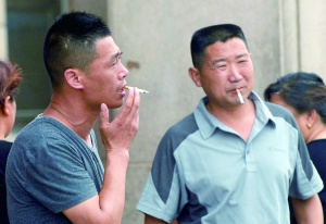 北京烟民抱怨室外也禁&ldquo;强人所难&rdquo;