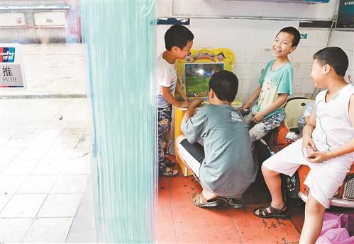 自闭症男孩用3年时间才记住妈妈手机号 却获得