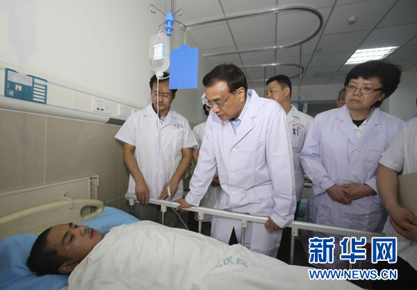 6月2日，李克強在湖北監利縣人民醫院看望獲救乘客。新華社記者丁林攝 