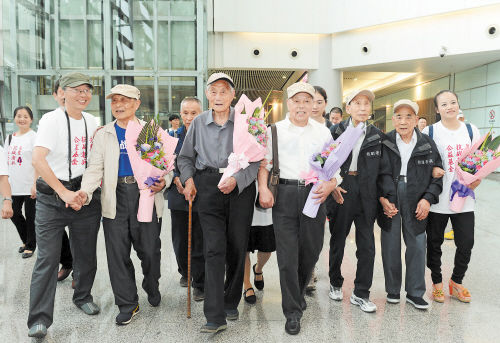 昨日，5位年逾九旬的抗战老兵张修齐、李忠保、刘汉、朱亚泉、卢华（从左至右）乘飞机从南京抵达长沙。长沙晚报记者