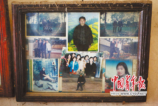 李书贞卧室墙上的照片。