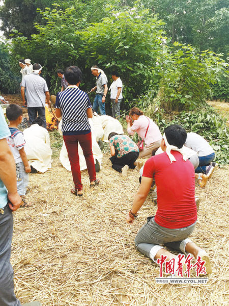 亲人跪在李淑琴的坟前。