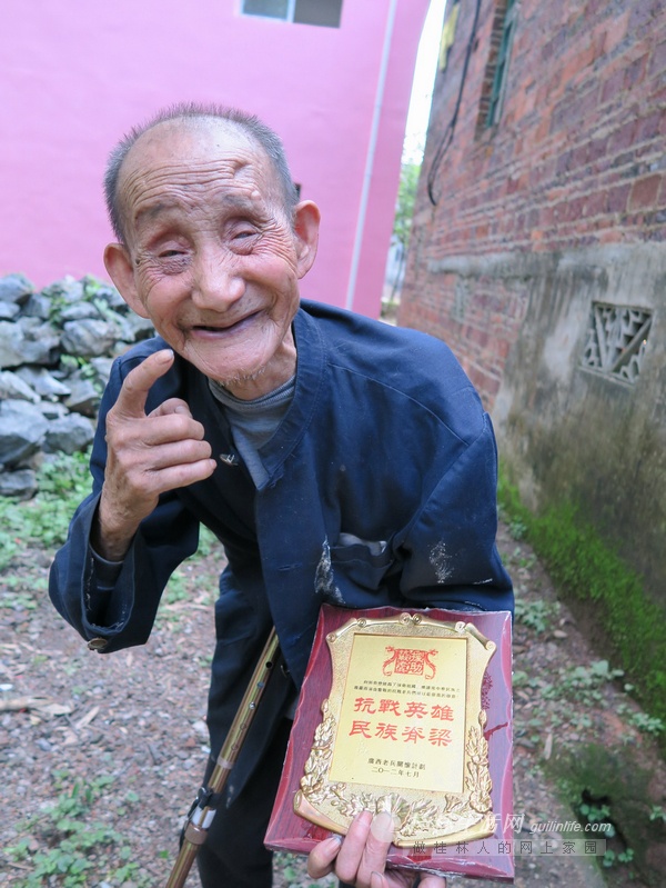 百岁抗战老兵笑对人生 与人为善从不发脾气(图)