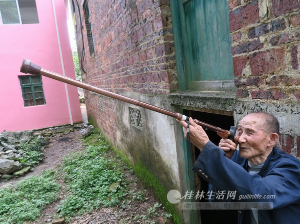 百岁抗战老兵笑对人生 与人为善从不发脾气(图)