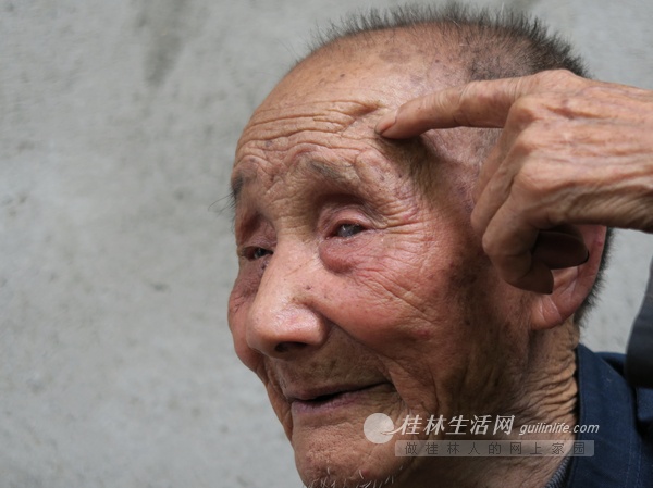 百岁抗战老兵笑对人生 与人为善从不发脾气(图)