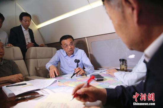 6月2日,在飞赴湖北监利长江客轮事件现场途中,李克强总理专机上召集有关方面负责人研究落实施救措施。总理在听取最新施救情况后作出9点指示,要求调集所有力量、不惜一切代价抢救生命,把救人放在第一位位置。<a target='_blank' href='http://www.chinanews.com/'><p align=