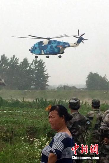 6月2日中午,湖北监利救援现场,直升机再次升空进行搜救。6月1日21时30分许,重庆东方轮船公司所属旅游客船“东方之星”轮在由南京驶往重庆途中,突遇龙卷风发生翻沉。据初步统计,事发客船共有458人,其中旅客406人。 <a target='_blank' href='http://www.chinanews.com/'><p align=