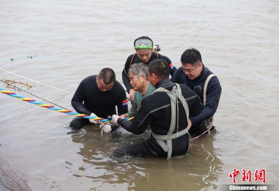 6月2日中午12时52分,在湖北监利长江客轮事件现场,一位老人被潜水员救出。李克强总理自始至终站在距离沉船五六十米的指挥船上,现场指挥救援。他一再强调,第一要务是救人,务必争分夺秒。继老人被救出后,潜水员又在沉船舱内发现5名乘客,目前正在紧急施救。<a target='_blank' href='http://www.chinanews.com/'><p align=