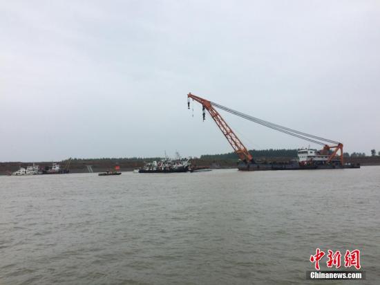 6月3日,在长江湖北省监利县一码头附近,各方力量正在全面搜救。 6月1日晚,从南京驶往重庆的客船“东方之星”轮在长江中游湖北监利水域发生翻沉。图为救援现场。刘良伟 摄