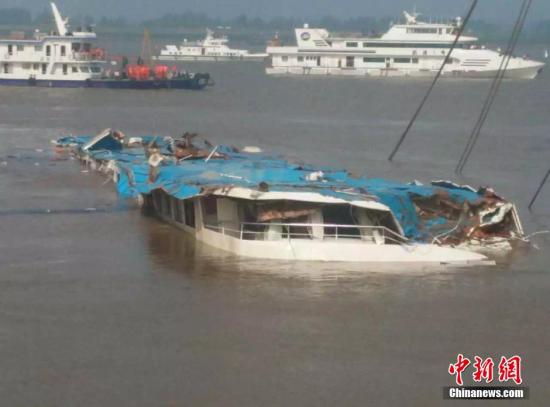 5日早上7时10分,现场救援人员正式对“东方之星”翻沉客轮实施扶正救助打捞方案。9时06分,高15米的“东方之星”号实现整体扶正。目前沉船呈正立没于江水中,蓝色顶棚浮于江面。 <a target='_blank' href='http://www.chinanews.com/'><p align=