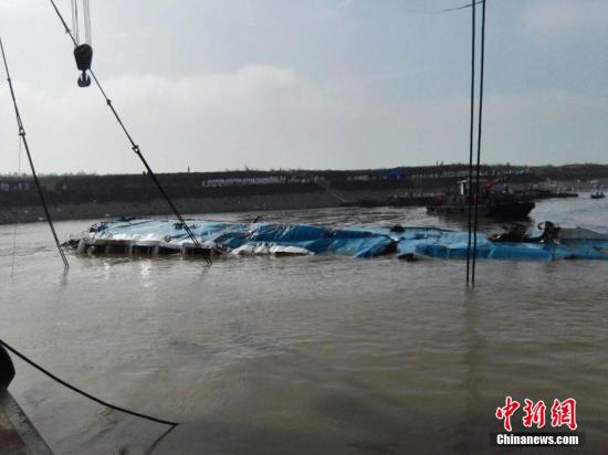 5日早上7时10分,现场救援人员正式对“东方之星”翻沉客轮实施扶正救助打捞方案。9时06分,高15米的“东方之星”号实现整体扶正。目前沉船呈正立没于江水中,蓝色顶棚浮于江面。 <a target='_blank' href='http://www.chinanews.com/'><p align=