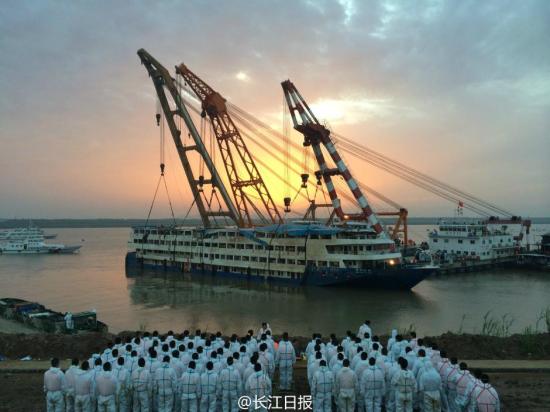 据长江日报官方微博5月5日报道,前方记者今日19时34分发回的现场图显示, “东方之星”出水已经完成;现场集结大量救援人员,新一轮的工作即将开始。长江日报记者 陈卓 图片来源:长江日报官方微博