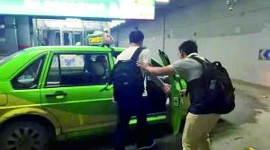 南都记者拍摄到替考&ldquo;枪手&rdquo;到达南昌。