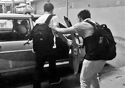 5日晚，南昌火车站，替考同行人员乘的士离开