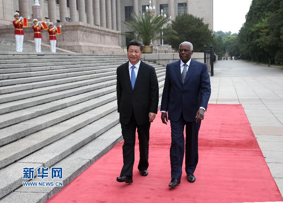 6月9日，国家主席习近平在北京人民大会堂同安哥拉总统多斯桑托斯举行会谈。会谈前，习近平在人民大会堂东门外广场为多斯桑托斯举行欢迎仪式。新华社记者 庞兴雷 摄
