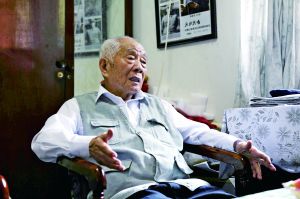 孙新民老人向记者讲述自己抗战时九死一生的经历。