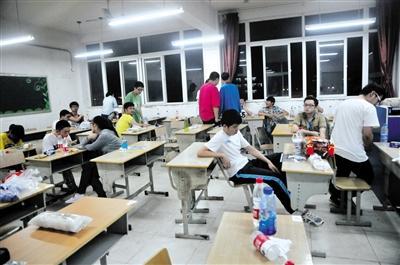 8日,安徽芜湖,田家炳中学高考考场听力设备故障,导致该考场考生无法听清题目。截至当晚10时许,仍有部分学生滞留。图/CFP