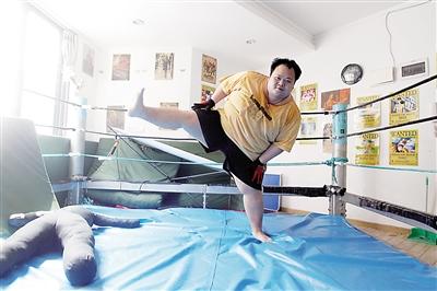 相扑爱好者为保300斤体重1顿吃300根串串(图)