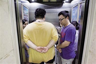 相扑爱好者为保300斤体重1顿吃300根串串(图)