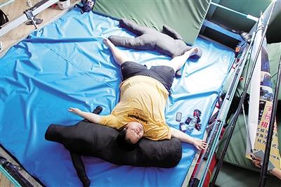 相扑爱好者为保300斤体重1顿吃300根串串(图)