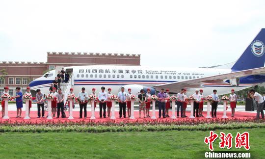 为学生刷真实感四川一高校买架飞机教学用