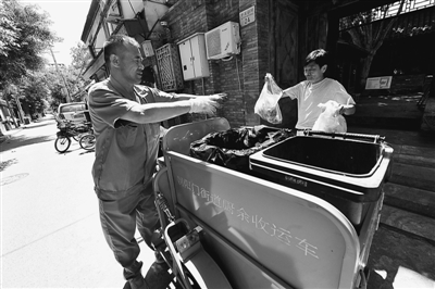 垃圾车来了 垃圾桶没了