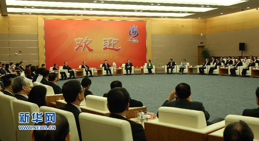 6月14日，第七届海峡论坛在厦门隆重举行。中共中央政治局常委、全国政协主席俞正声出席论坛开幕式并致辞。这是开幕式前，俞正声会见参加论坛的部分两岸嘉宾和主办单位代表。新华社记者 刘卫兵 摄