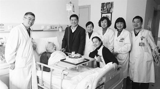 楚天金报讯 图为：今年3月6日，在协和医院保健楼8楼病房里，弟子们为朱九思举行了一场难忘的生日会（资料图片）