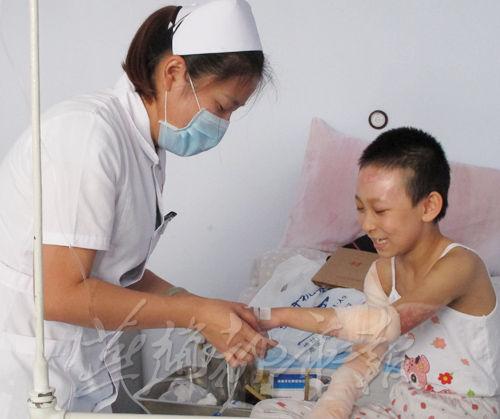 9岁女孩冲入火海救姥姥 全身65%重度烧伤(图)