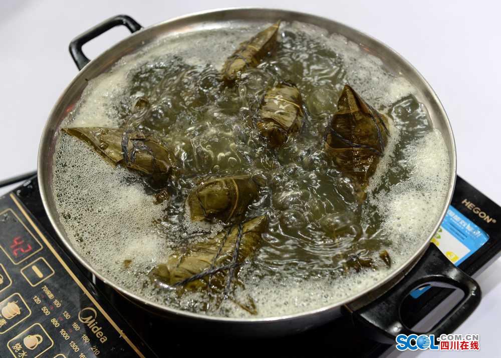 成都粽子文化节上抢粽子