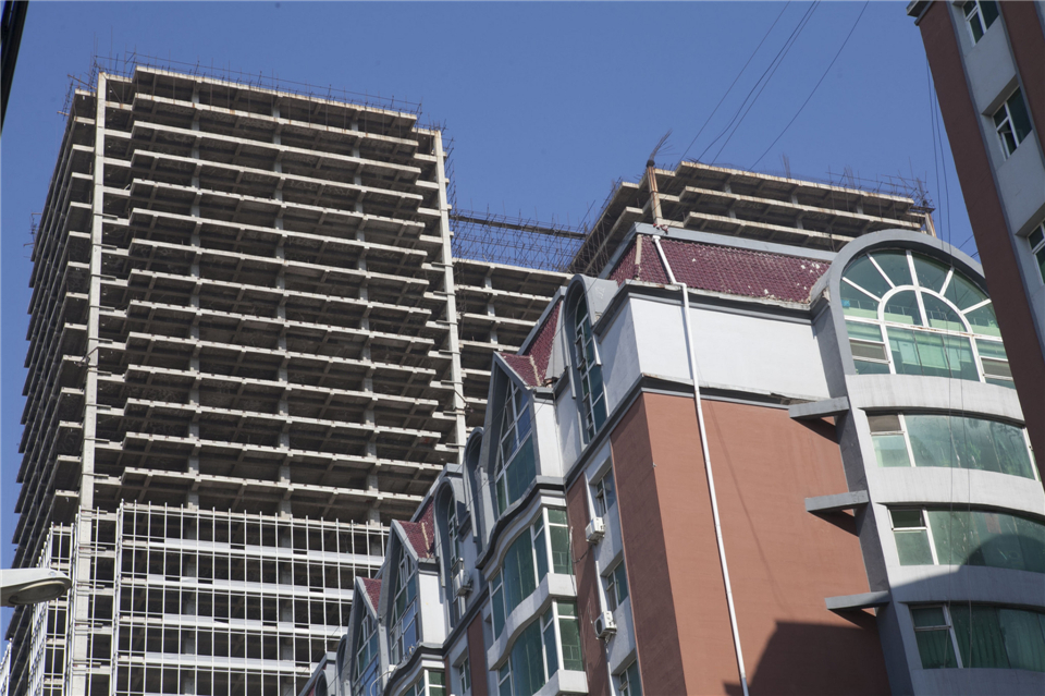 长春现33层最牛烂尾楼 双峰塔楼荒芜13年