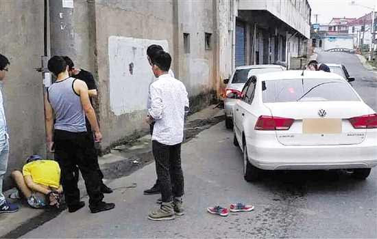 嫌犯开车猛撞警车被神枪手一枪爆胎三犯全落网