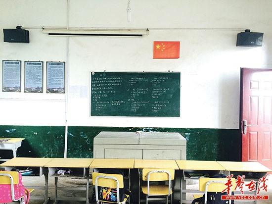 兴马小学四年级教室，空荡荡的教室只剩三套课桌椅。 记者 雷昕 摄