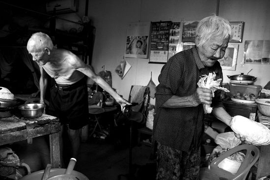 陈培南与老伴一起炒菜做饭