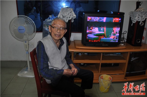 已满105岁，虚岁106岁的老兵任江浦。记者 鲁红 摄