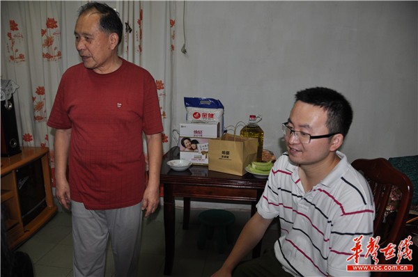 志愿者们送上米油等物资，还有亲手做的蛋糕。记者 鲁红 摄