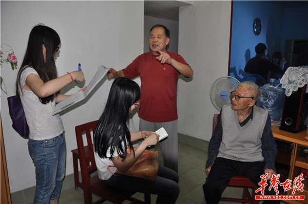 任老的儿子向我们诉说起抗战经历。记者 鲁红 摄