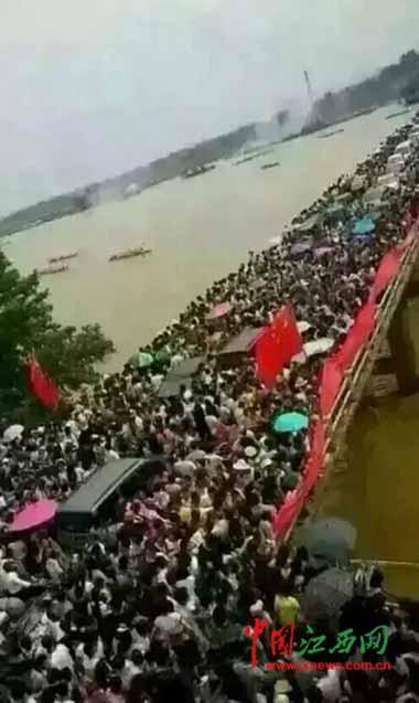 网曝端午节当天余干江埠镇2村村民划龙舟时起冲突。（爆料人供图）