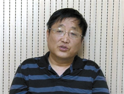 涉嫌6月15日组织&ldquo;访民&rdquo;前往潍坊中院门前聚众举牌的嫌疑人翟岩民。视频截图