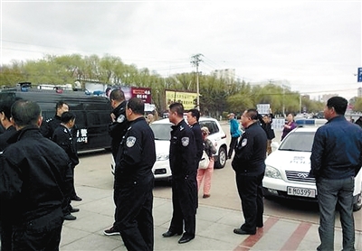 &ldquo;声援&rdquo;热点事件的过程中，有人负责举牌拉横幅，有人负责拍照并将其发布在社交媒体上，并在网上迅速传播出去。资料图片